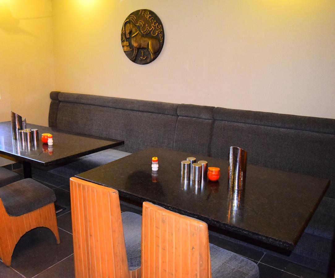 Hotel Chandragupta Ujjain Extérieur photo