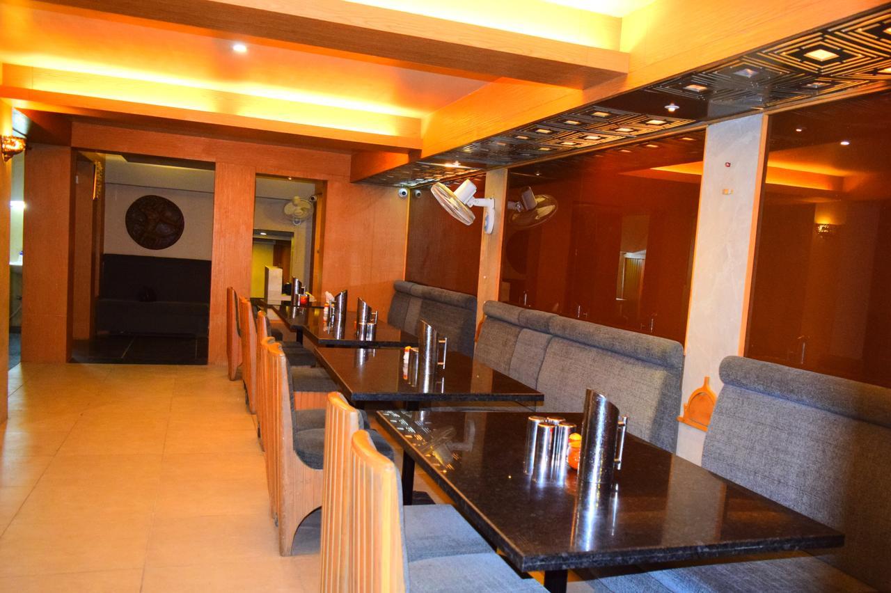 Hotel Chandragupta Ujjain Extérieur photo